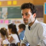 A male Spanish teacher conducting a Spanish class